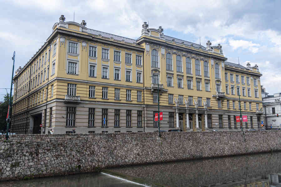 Bosnia y Herzegovina - Sarajevo 49 - escuela de Drvenija